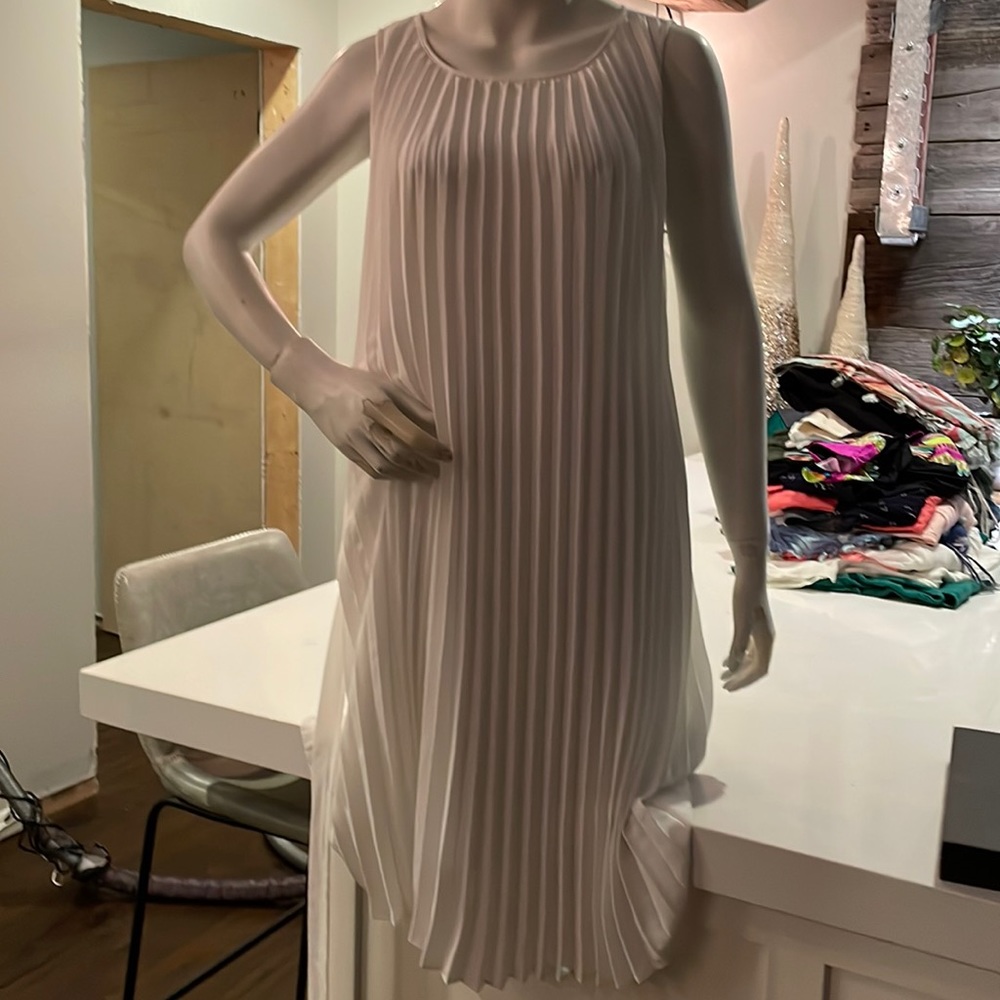 Banana republic white pleated flowy dress